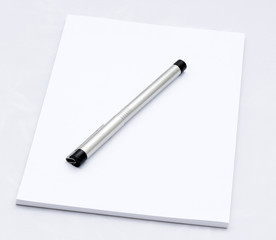 leerer Notizblock mit Stift