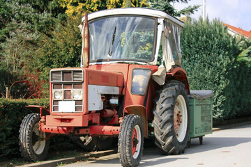 Fototapeta premium Traktor am Strassenrand