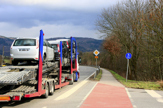 Autotransporter bei der Fahrt über eine Landstrasse