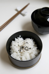 Ciotola di riso bianco con sesamo