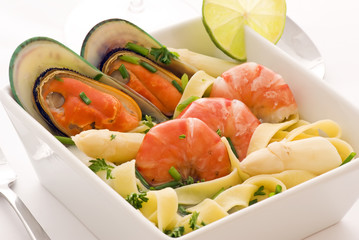 Nudeln mit Meeresfrüchten und Spargelspitzen