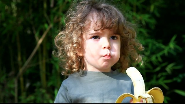 Jeune enfant qui mange un fruit