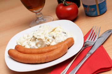 kartoffelsalat und würstchen
