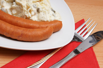 kartoffelsalat und würstchen