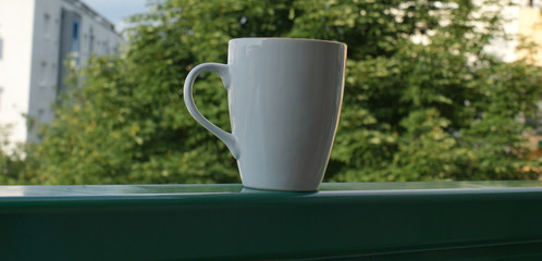Eine Tasse Tee auf dem Balkon.