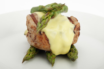 Schweinefilet mit grünem Spargel und Sauce Hollandaise