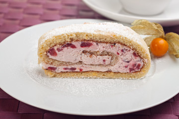 Biskuitrolle auf einem weißen Teller