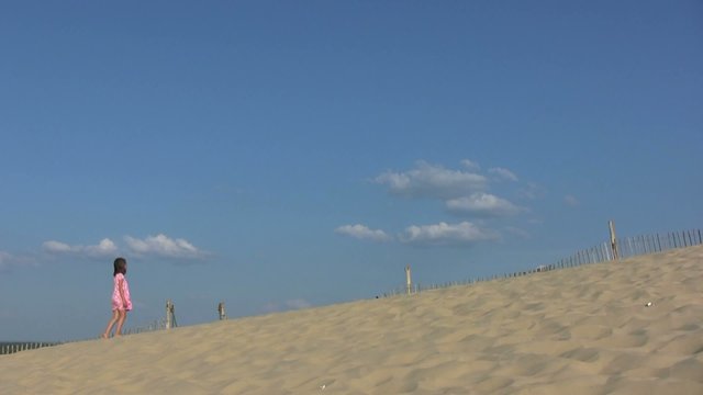 fillette montant tranquilement la dune du Pilat
