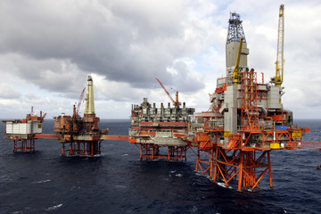 penetration of oil platforms