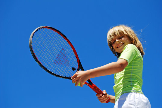 Enfant heureux au Tennis