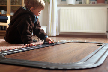 Kleiner Junge mit Carrerabahn