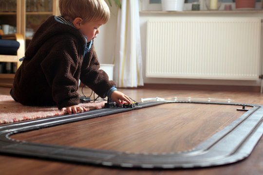 Kleiner Junge mit Carrerabahn