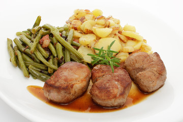 Schweinefilet mit Bohnen und Bratkartoffeln