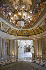 Fototapeta na wymiar Luxury classic korytarz kolumnada i ozdobny żyrandol