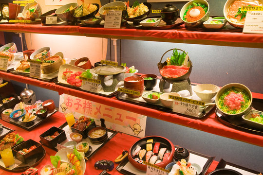 Essensauslage in einem japanischen Restaurant