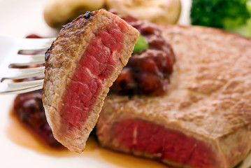 Steak auf Gabel