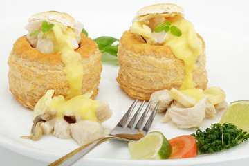 Pastetchen mit Hühnerragout und Hollandaise