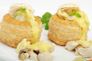 Pastetchen mit Hühnerragout und Hollandaise