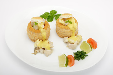 Pastetchen mit Hühnerragout und Hollandaise