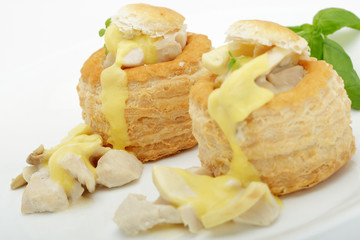Pastetchen mit Hühnerragout und Hollandaise
