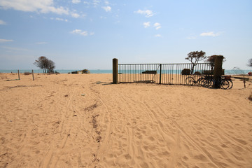 cancello sulla spiaggia di Bibione, presso il faro.