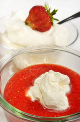 Erdbeerpüree mit geschlagener Sahne