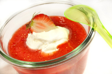 Erdbeerkompott mit Sahne