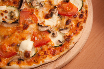 Frische Pizza auf Holzschneidebrett