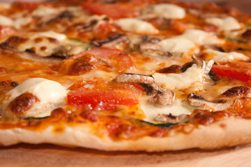 Seitenansicht von frisch gebackener vegetarischer Pizza