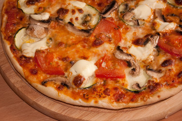 Frische Pizza aus dem Ofen