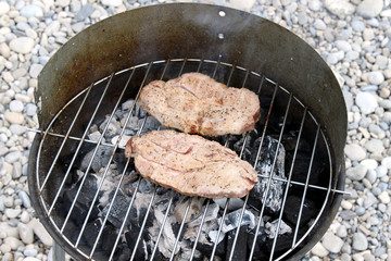 Zwei Stück Halsgrat auf dem Grill