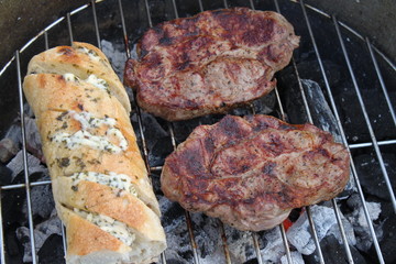 Fleisch und Kräuterbaguette auf dem Grill