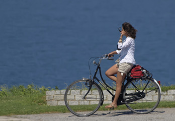 Obraz na płótnie Canvas Chica en bicicleta