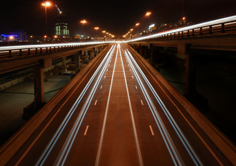 Fototapeta na wymiar Noc autostrad z wiaduktów