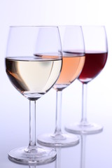 Weißwein, Rotwein, Rosé auf weißem Untergrund