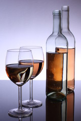 Weißwein und Rose Gläser und Flaschen