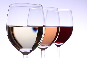 Drei Weingläser (Ausschnitt) mit Rotwein, Weißwein, Rosé