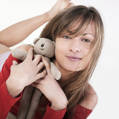 femme calinant un teddy