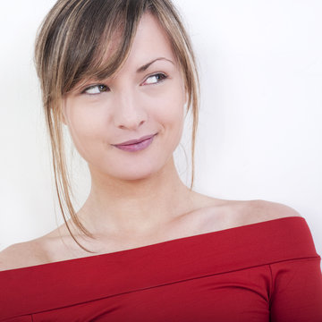 jeune femme regardant sur le cot&eacute; et sourire