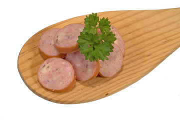 Wurstscheiben auf einem Holzlöffel