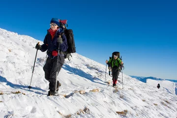 Crédence de cuisine en verre imprimé Alpinisme Hiker are in winter in mountains