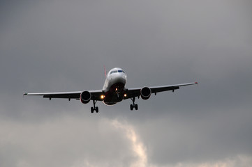 Flugzeug beim Landeanflug