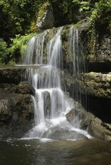 Obraz na płótnie Canvas Wodospad w wąwozie Twann, Twann, Berno, Szwajcaria