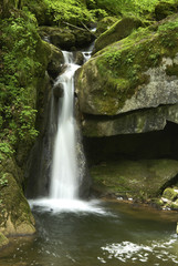 Fototapeta na wymiar Wodospad w Gorge Twann, Twann, Berno, Szwajcaria