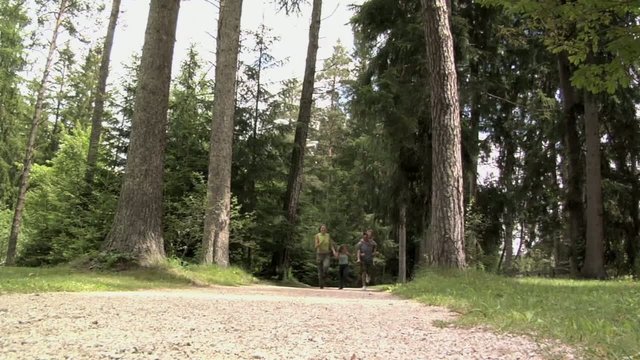 Famiglia corre nel bosco