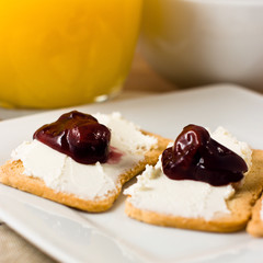 Toast mit quark und konfituere