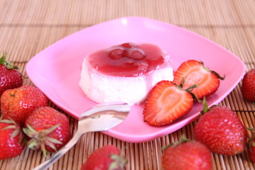 Quark mit frischen Erdbeeren