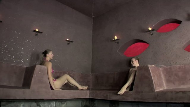due donne in una spa