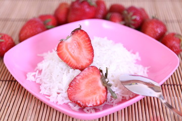 Milchreis mit frischen Erdbeeren