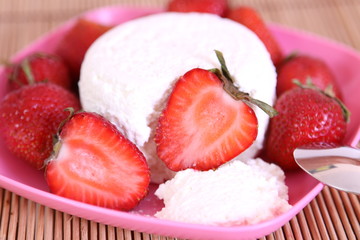 Quark mit frischen Erdbeeren